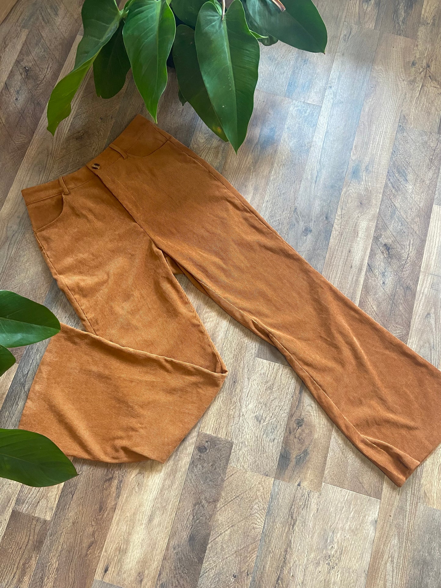 EARTHY ORANGE CORDUROY PANTS (SIZE MEDIUM)