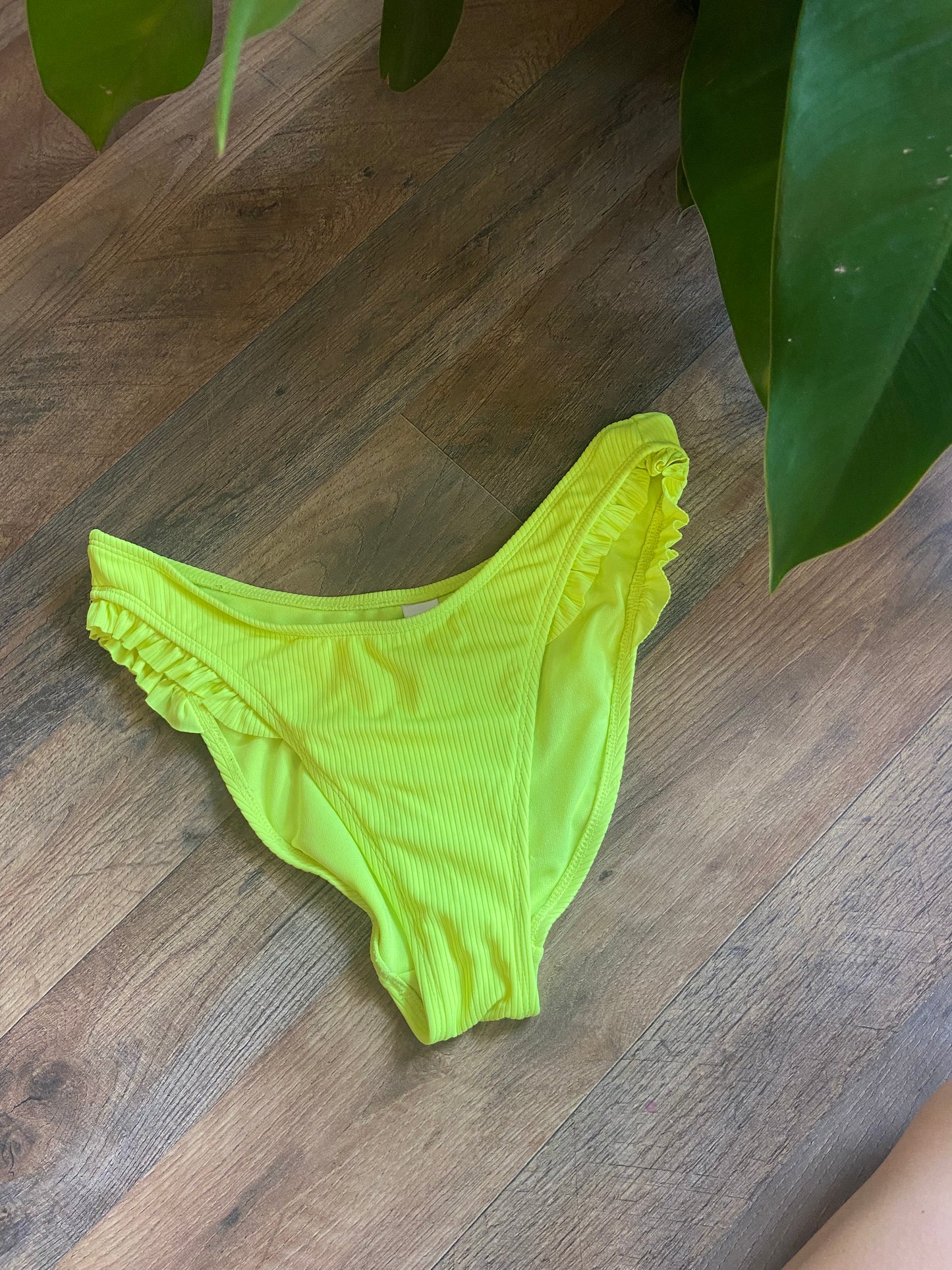 NEON YELLOW RUFFLE BIKINI BOTTOMS (SIZE LARGE)