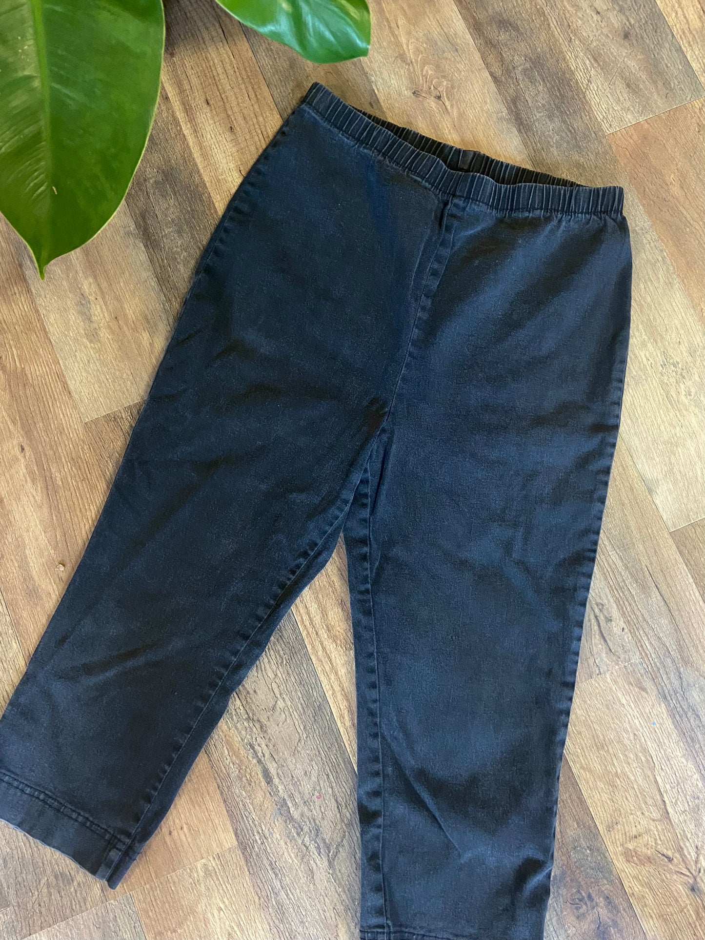 BLACK CAPRIS (SIZE LARGE)