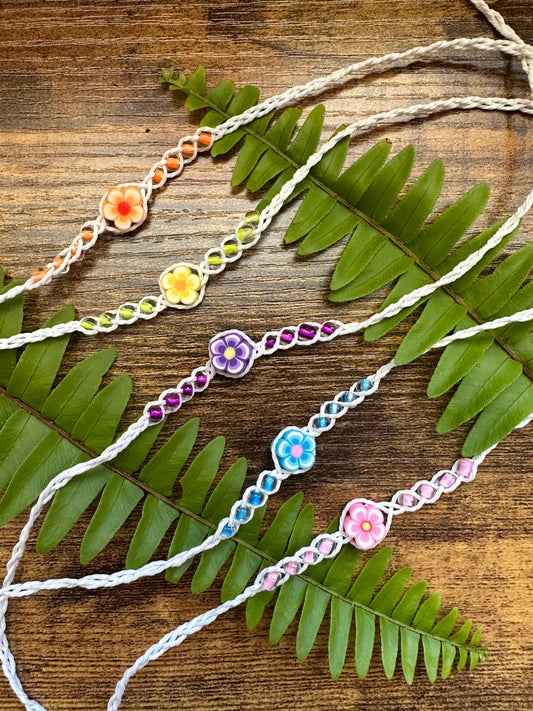 BEACHY FLOWER BRAIDED BRACELET